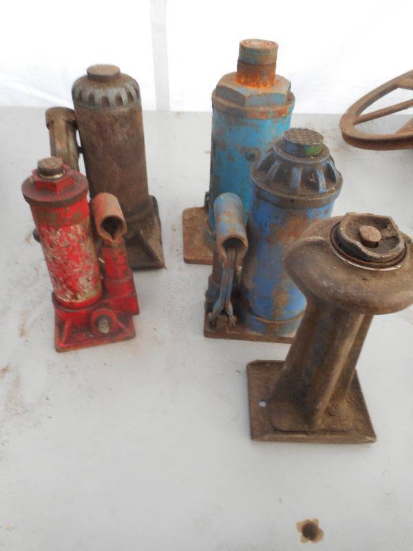 lot 82 image: 5 FLOOR JACKS
