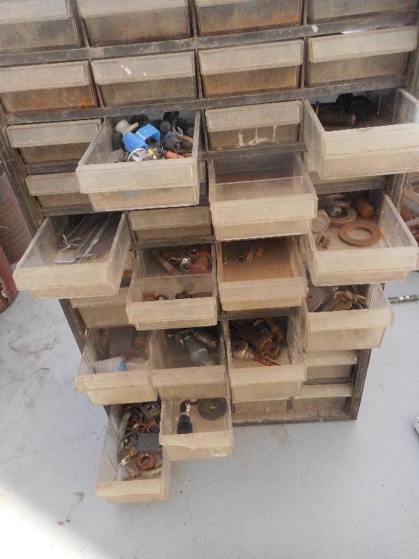 lot 90 image: 4 MISC PARTS AND BOLTS