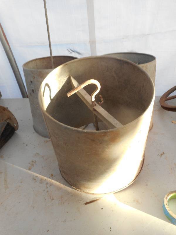 lot 94 image: VINTAGE METAL FEEDER TOPS 1 HAS A BOTTOM