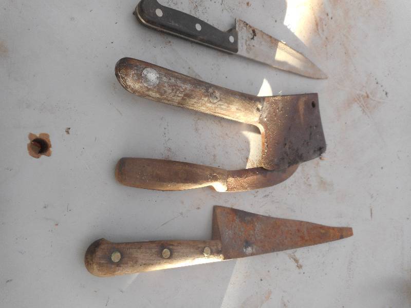 lot 97 image: VINTAGE KNIVES AND HATCHET
