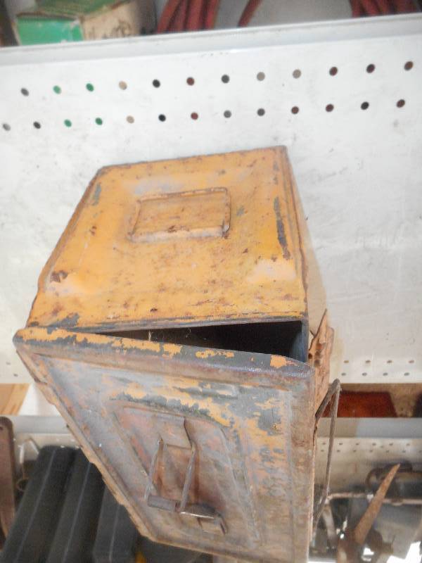 lot 101 image: VINTAGE AMMO BOX