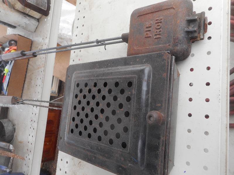 lot 134 image: ANTIQUE PIE IRON AND FIRE KETTLE