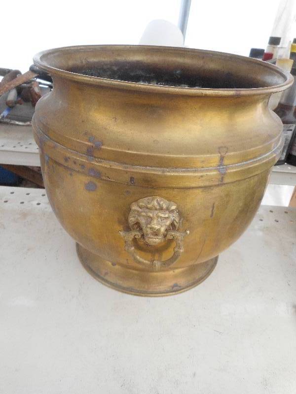 lot 146 image: VINTAGE BRASS POT