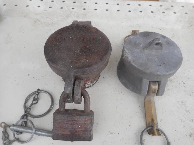 lot 166 image: VINTAGE GAS COVER AND HOSE END