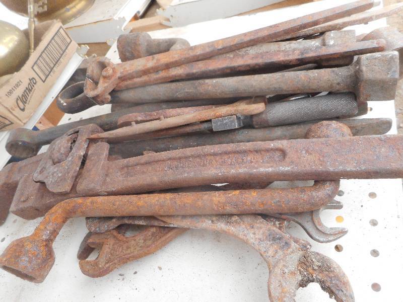 lot 174 image: VINTAGE TOOLS