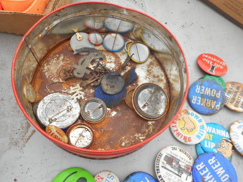 lot 206 image: VINTAGE BUTTONS