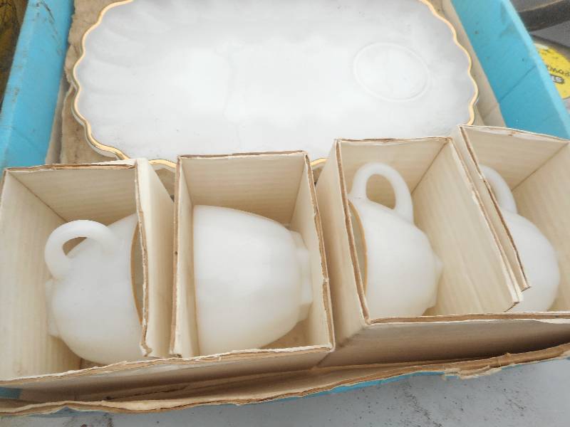 lot 208 image: 24 KT GOLD EDGED SNACK SET, AND AMBER GLASS