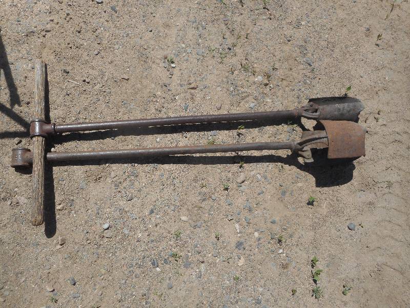 2 VINTAGE POST HOLE DIGGERS ANTIQUES , VINTAGE , COLLECTIBLES, TOOLS