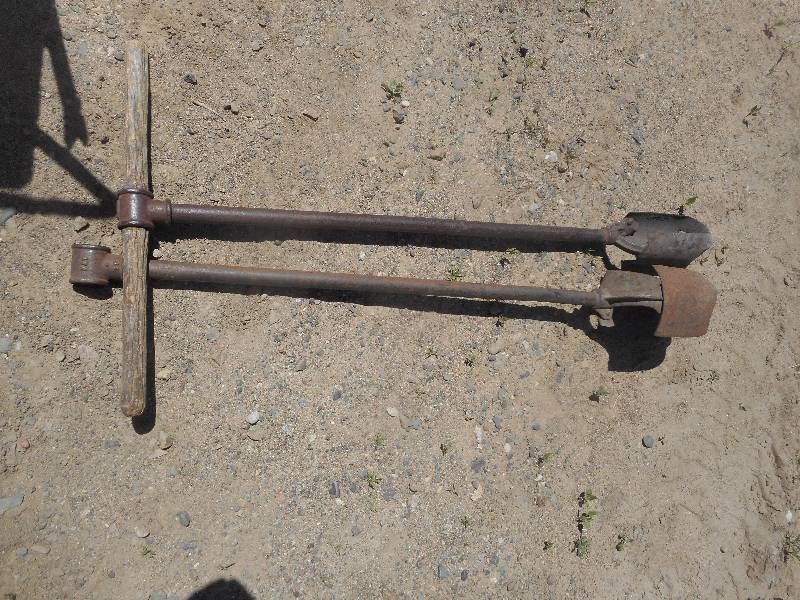 2 VINTAGE POST HOLE DIGGERS ANTIQUES , VINTAGE , COLLECTIBLES, TOOLS