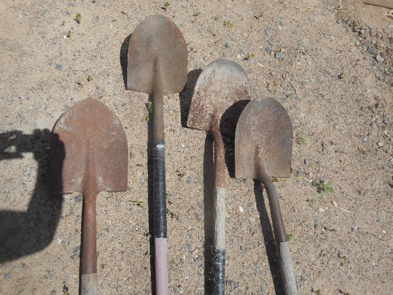 lot 217 image: 4 PEAKED NOSE SHOVELS