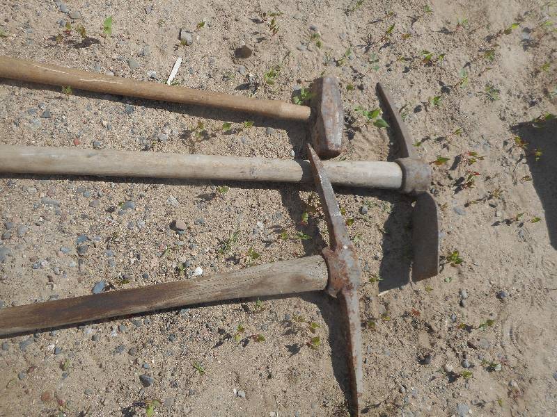 lot 245 image: 2 PICK AXES, 1 POST MALL