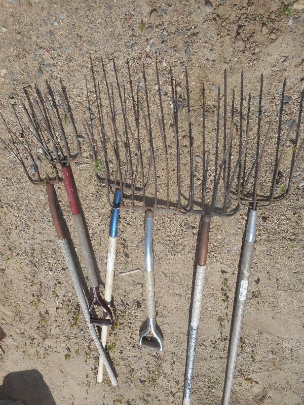 lot 247 image: HAY FORKS , PITCH FORKS , SILIAGE FORK