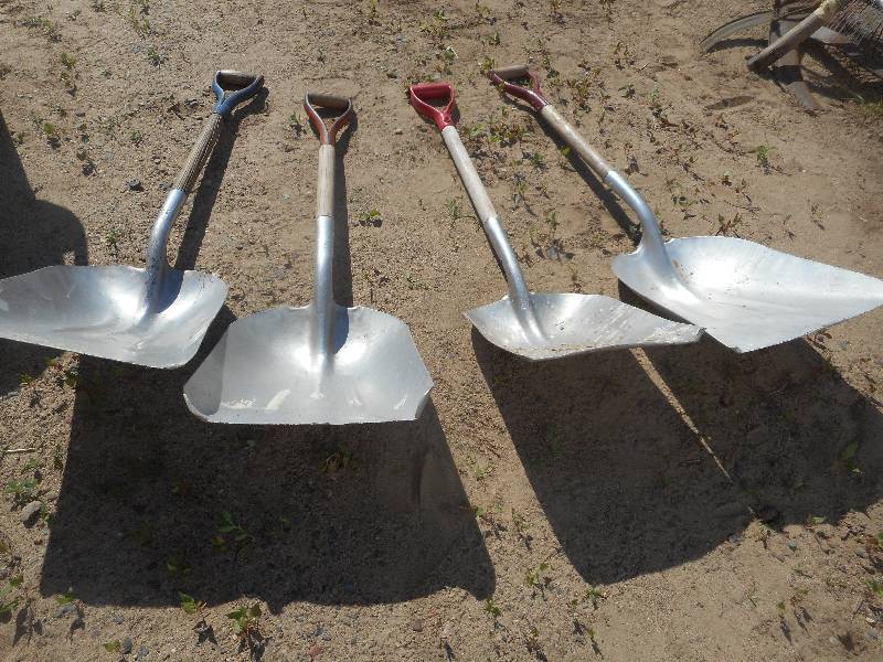lot 248 image: SCOOP SHOVELS