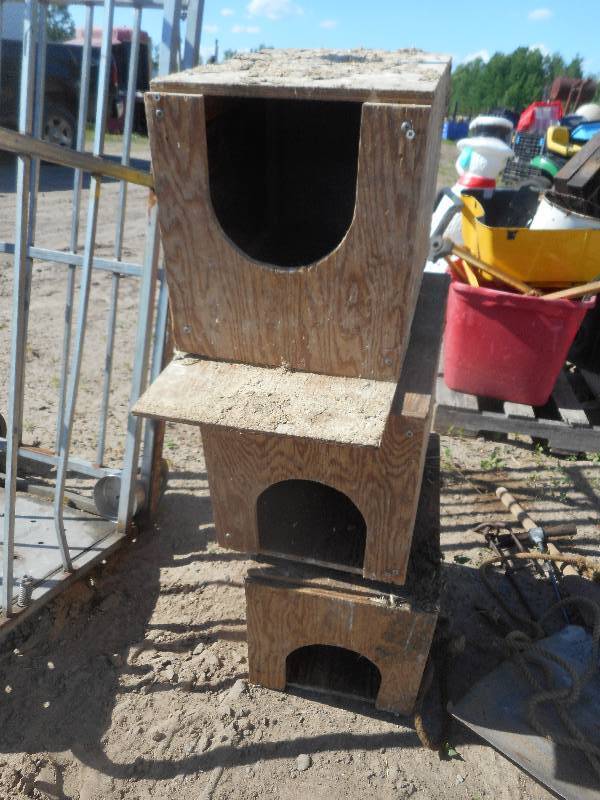 lot 252 image: 3 CHICKEN NESTS