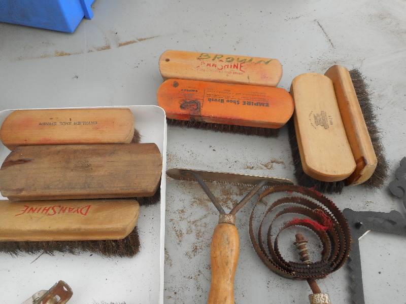 lot 259 image: VINTAGE BRUSHES , CURRY COMBS