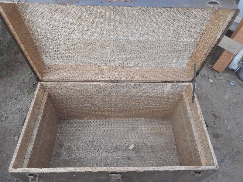 lot 277 image: ANTIQUE STEAMER TRUNK