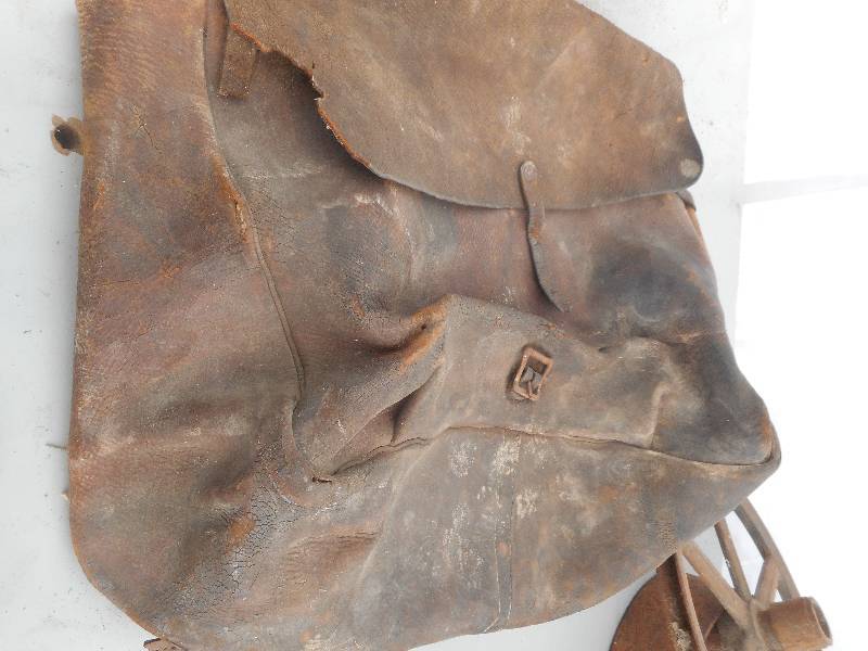 lot 279 image: ANTIQUE LEATHER BAG