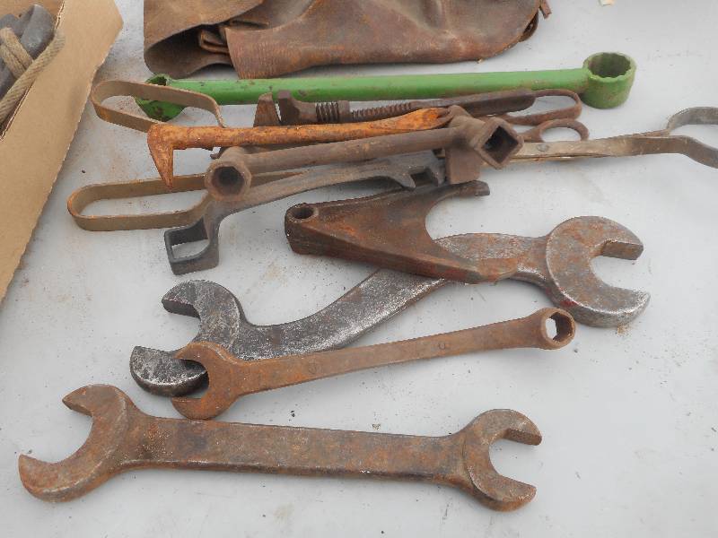 lot 280 image: VINTAGE TOLLS AND HANDLES