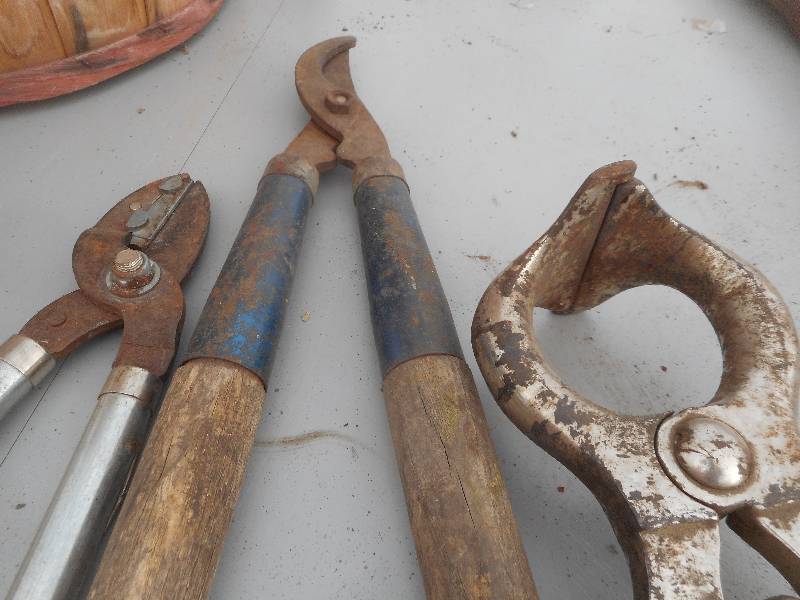 lot 282 image: 3 VINTAGE CUTTING TOOLS