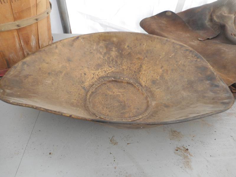 lot 283 image: ANTIQUE BRASS SCALE HOLDER