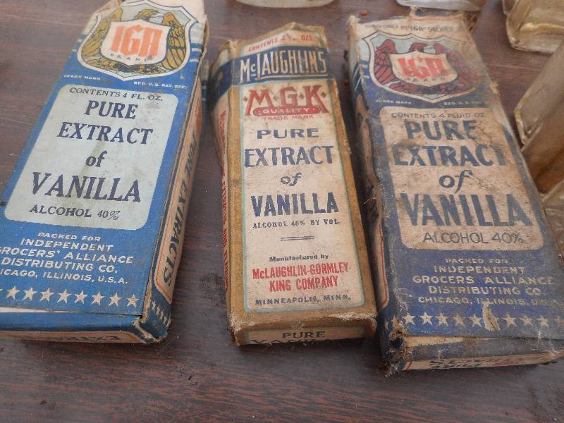 lot 287 image: 9 VINTAGE VANNILLA EXTRACT BOTTLES