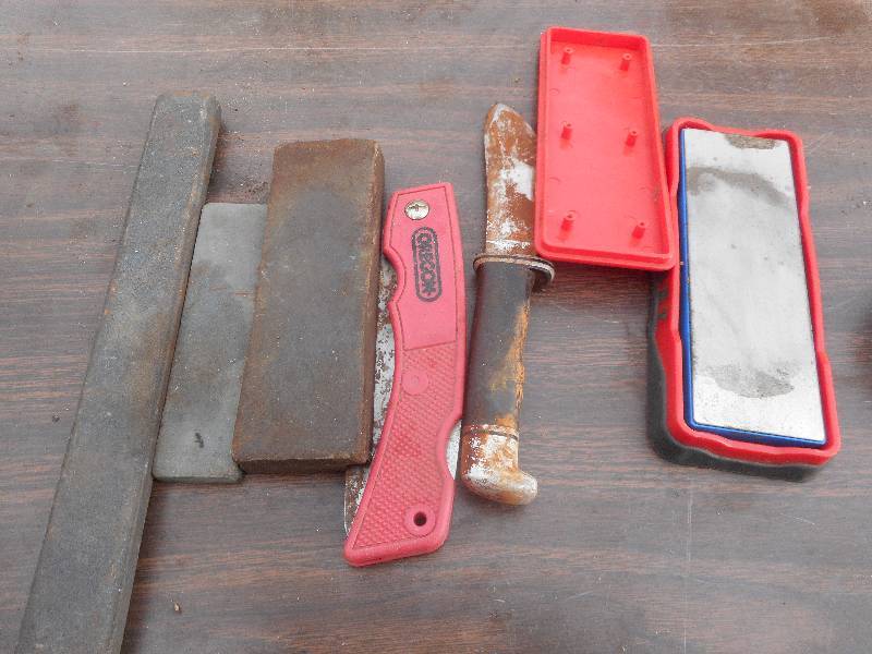 lot 289 image: SHARPENING STONES AND KNIVES