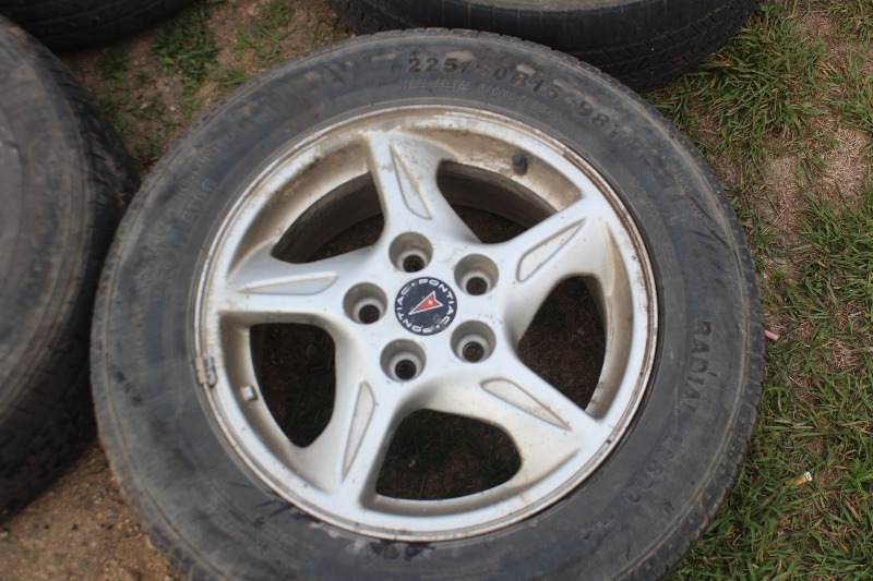 Set of 4 Aluminum Wheels and Tires - Pontiac Bonneville