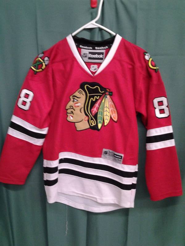 lot 17 image: Reebok Hockey Jersey Blackhawks #88 Kane Size SM