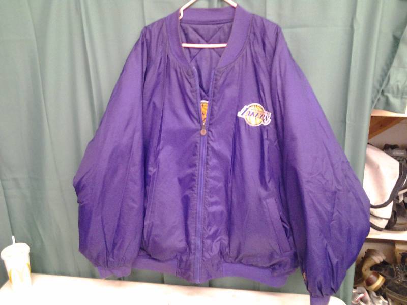 lot 19 image: Unique Brand Reversible Jacket LA Lakers Size 5XL