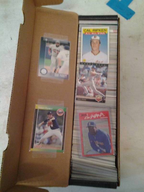 lot 33 image: 750 Baseball Cards Stars, Griffey, Bonds, Puckett, Ryan Excellent Condition