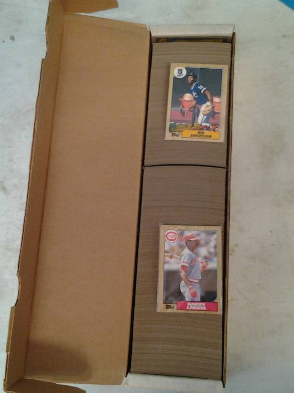 lot 41 image: 1987 Topps Baseball Set