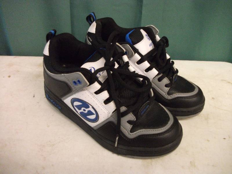 lot 47 image: Heelys Roller Shoes Size 7 (Fits Ladies 9) - Like New