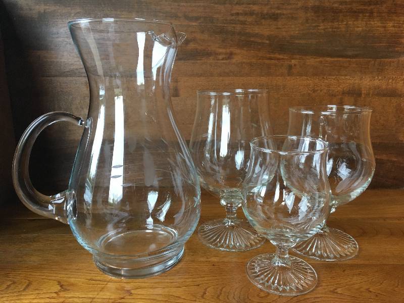 lot 31 image: COLLECTIBLE GLASSWARE