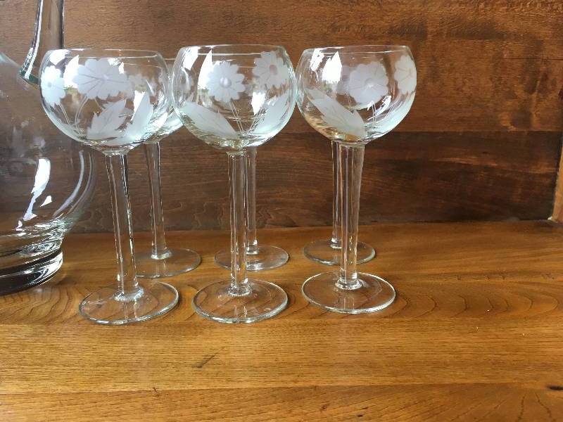 lot 33 image: COLLECTIBLE GLASSWARE