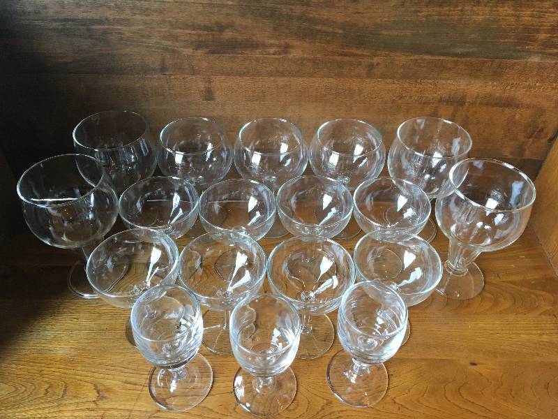 lot 36 image: COLLECTIBLE GLASSWARE (18)