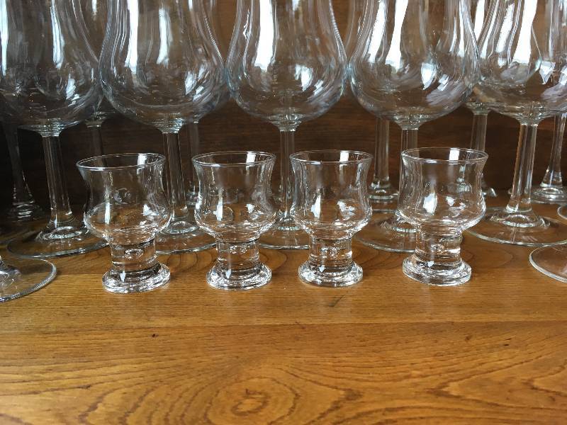 lot 37 image: GLASS STEMWARE (2)