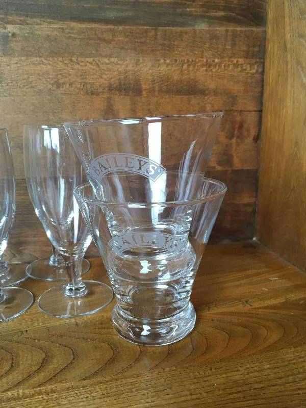 lot 38 image: COLLECTIBLE GLASSWARE (18)