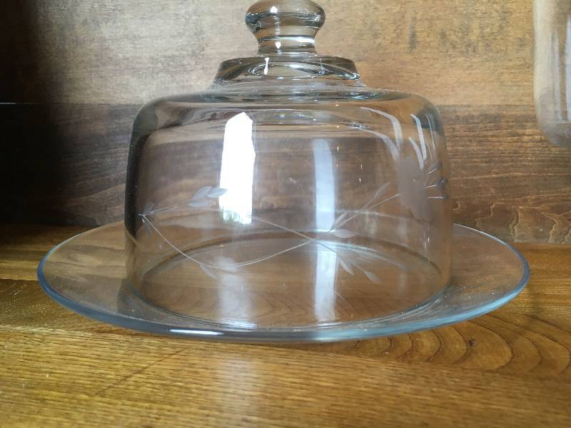 lot 39 image: COLLECTIBLE GLASSWARE