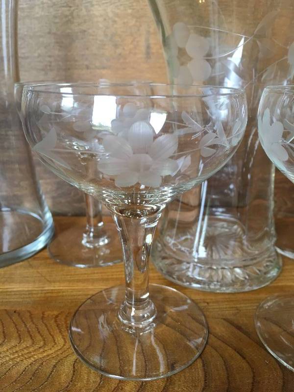 lot 40 image: COLLECTIBLE GLASSWARE