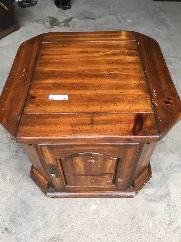 lot 21 image: VINTAGE SIDE TABLE