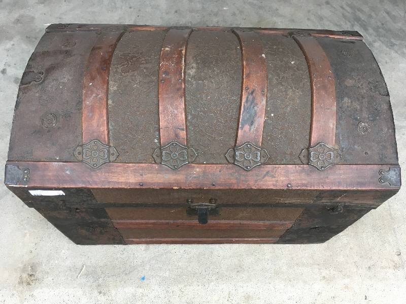 lot 22 image: ANTIQUE TRUNK