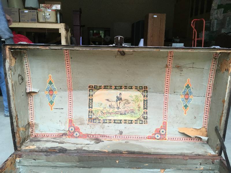lot 23 image: ANTIQUE TRUNK