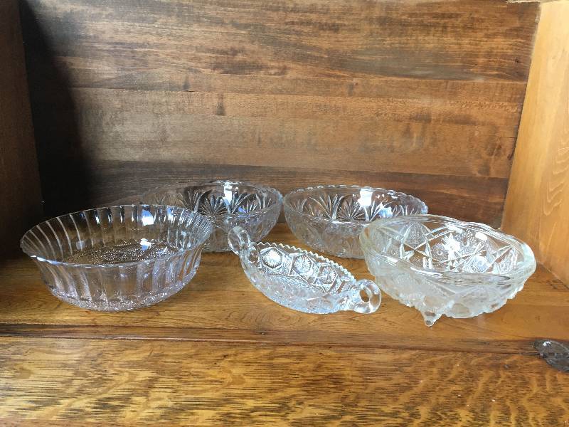 lot 60 image: LOT OF GLASSWARE