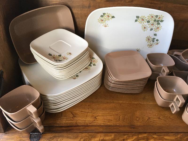 lot 64 image: VINTAGE PLASTIC DISHES