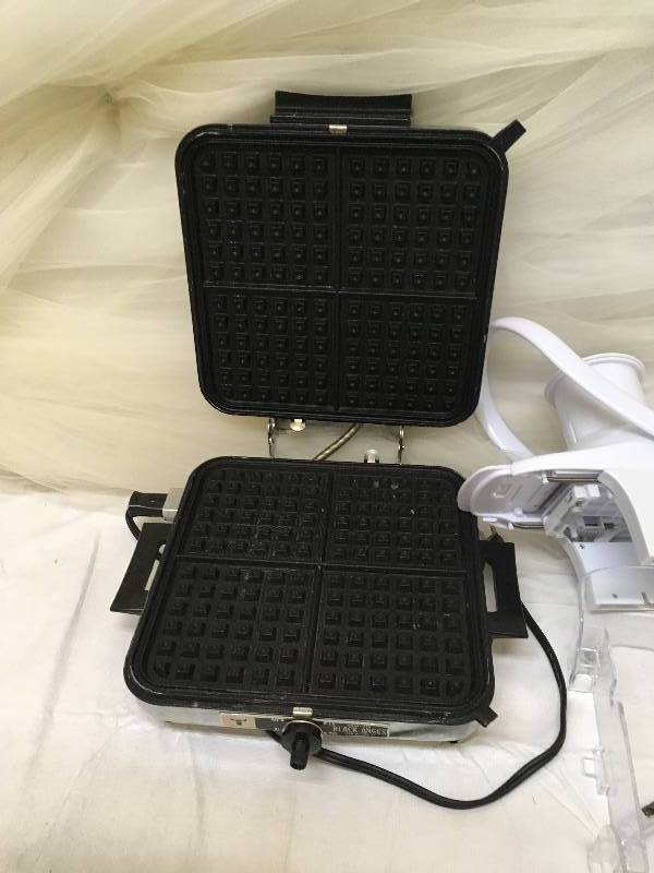 lot 66 image: VINTAGE WAFFLE MAKER AND SLICE-O-MATIC