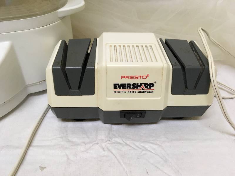 lot 76 image: BLACK & DECKER FLAVOR SCENTER STEAMER AND KNIFE SHARPENER