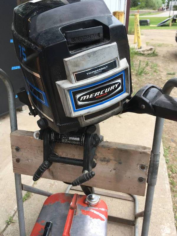 lot 3 image: MERCURY 7.5 HP BOAT MOTOR, STAND, AND GAS CAN