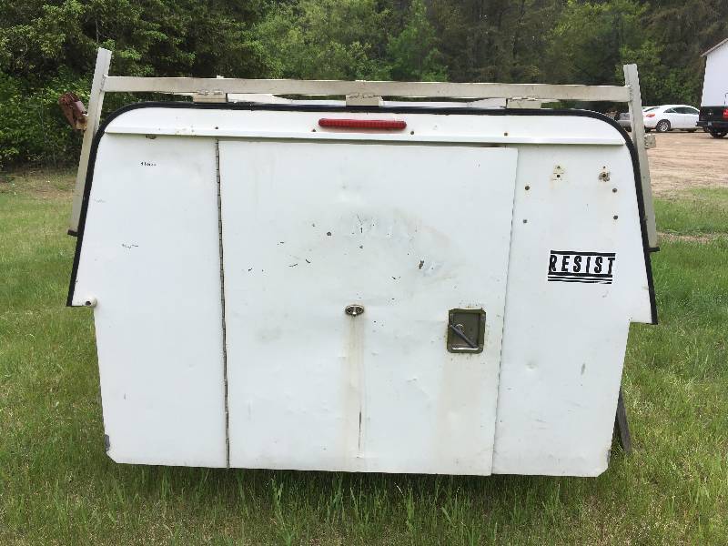 lot 2 image: TRUCK TOPPER 8 FOOT