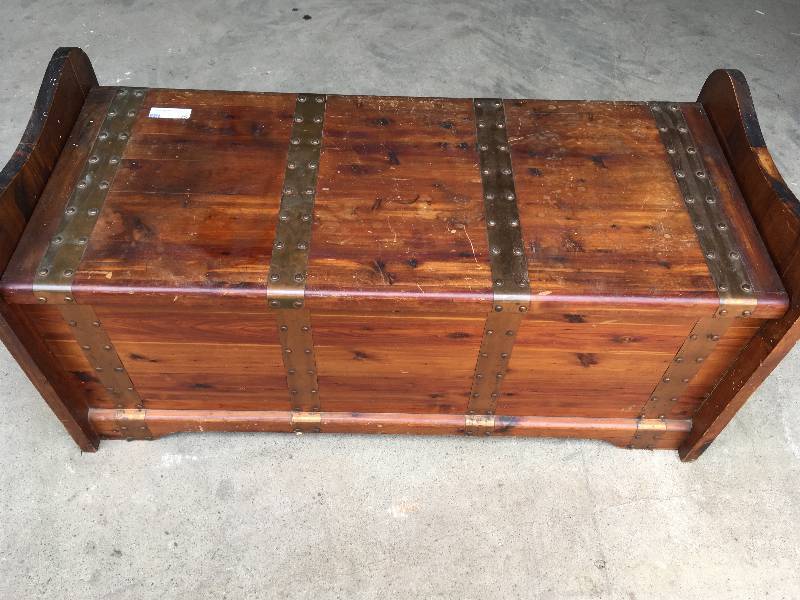 lot 15 image: VINTAGE CEDAR CHEST