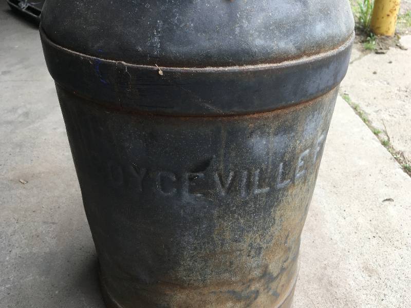 lot 29 image: VINTAGE MILK CAN